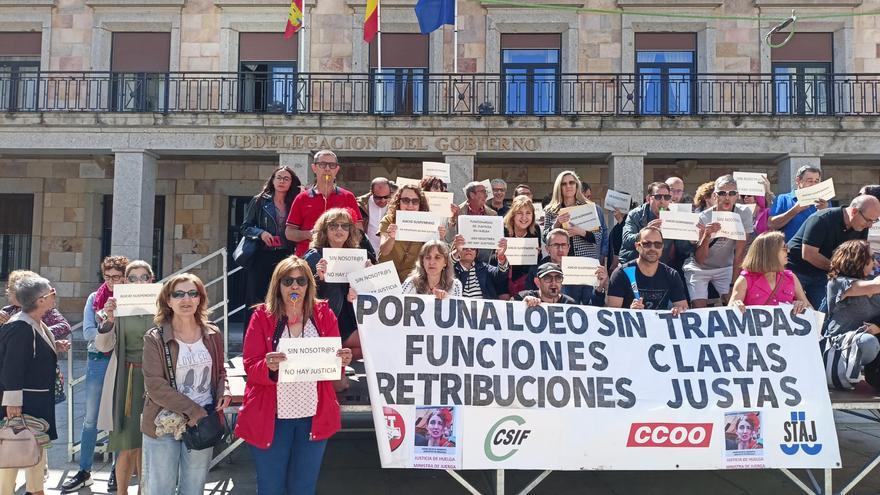 Funcionarios de Justicia se concentran ante la Subdelegación del Gobierno.