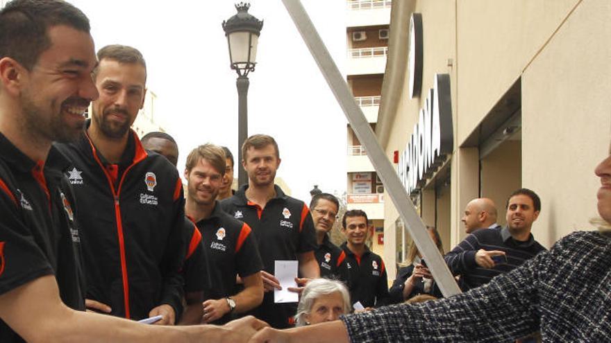 Jugadores y técnicos colaboran en la Cuestación contra el Cáncer