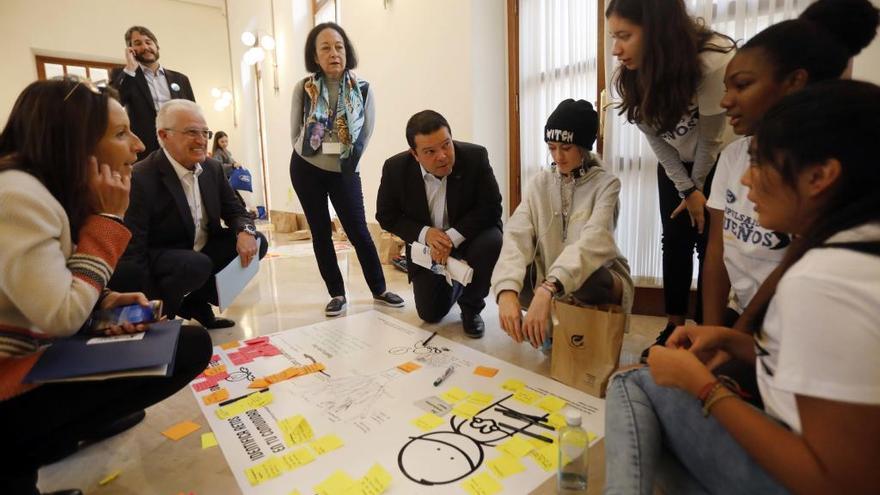 Dionisio Campos y Joe Ávila, de Ford, el miércoles junto a algunos estudiantes.