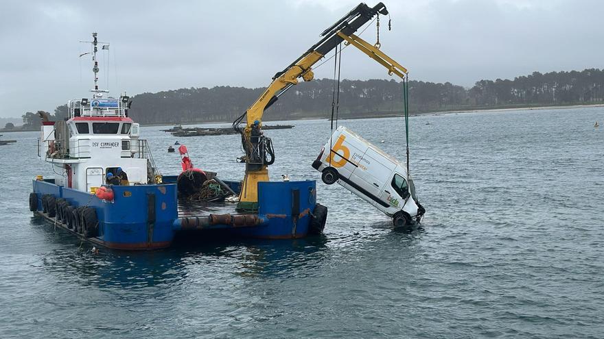 Así se rescata una furgoneta hundida en el mar