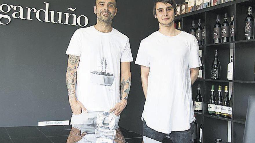 Javier Garduño (izquierda) e Israel García, con su Pentawards de 2017.