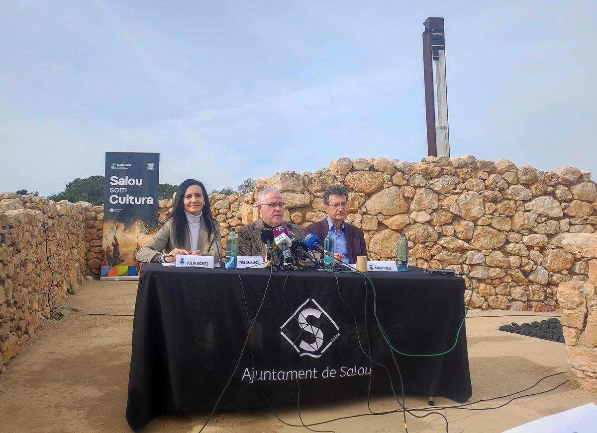 La concejal de Cultura de Salou, Júlia Gómez, el alcalde Pere Granados y el presidente de la Capital de la Cultura Catalana, Xavier Tudela