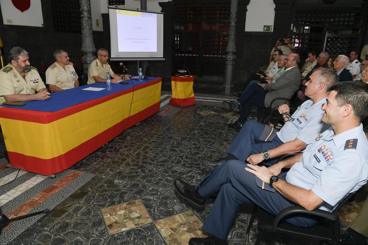 Ponencia del coronel Pedro Sánchez Herráez sobre las Milicias Canarias en el Sahel en el Palacio Militar de San Telmo.