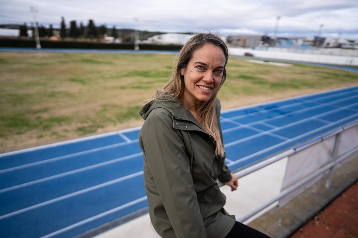 Con la pista de atletismo de Torredembarra de fondo.