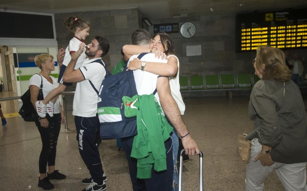 Los jugadores del Liceo regresan a casa tras conquistar la Supercopa de España