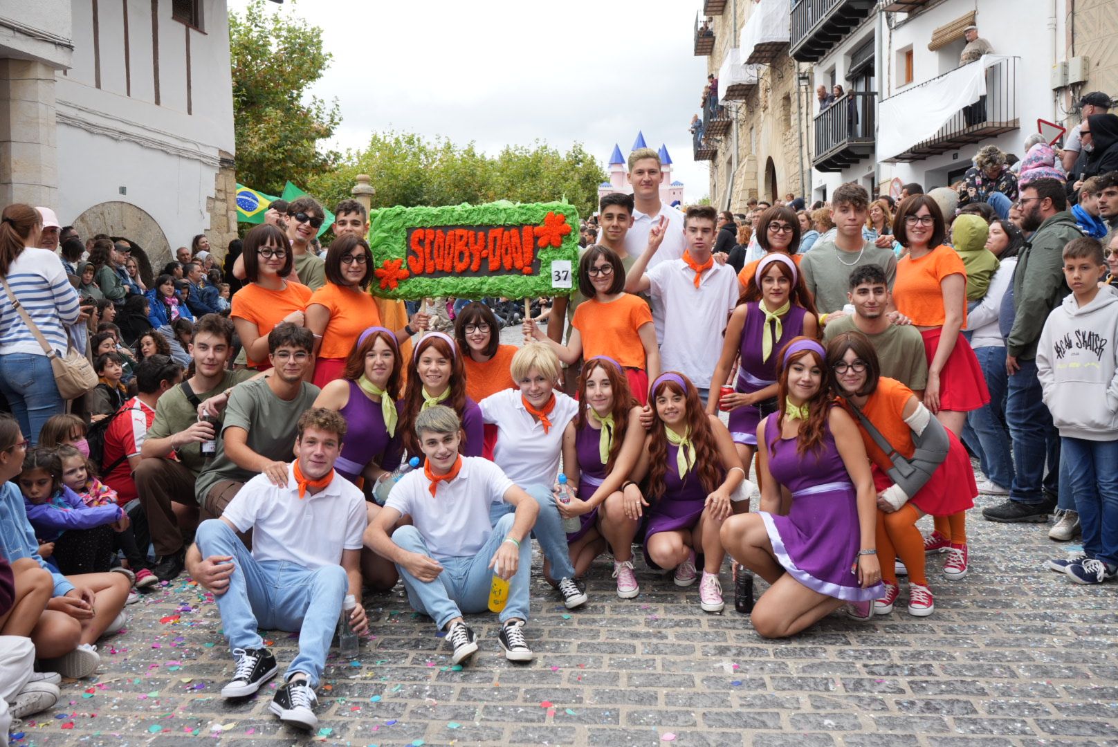 Batalla de confeti y desfile de carrozas en el Anunci de Morella