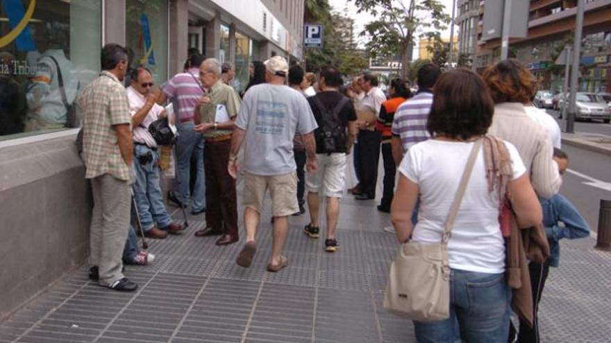 Cola de contribuyentes en una oficina en Gran Canaria en 2011. i LP/DLP