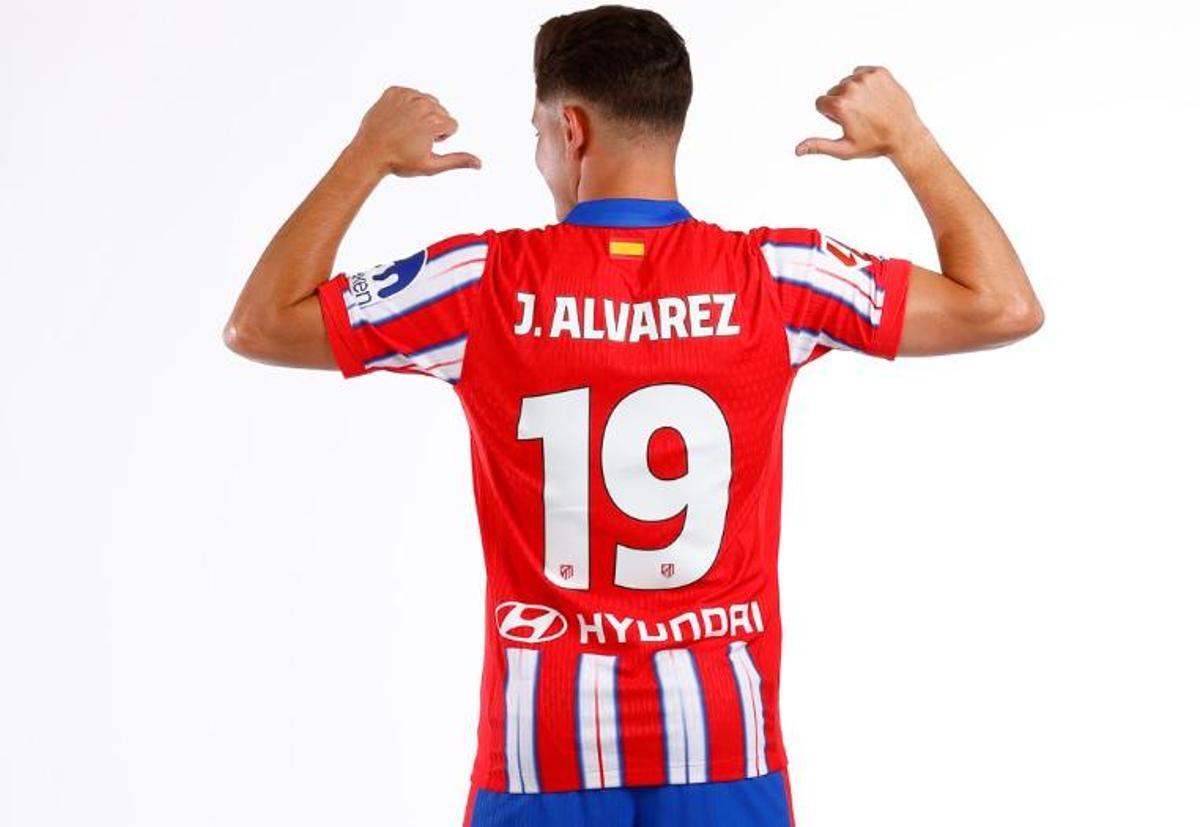 Julián Álvarez posa con la camiseta del Atlético de Madrid