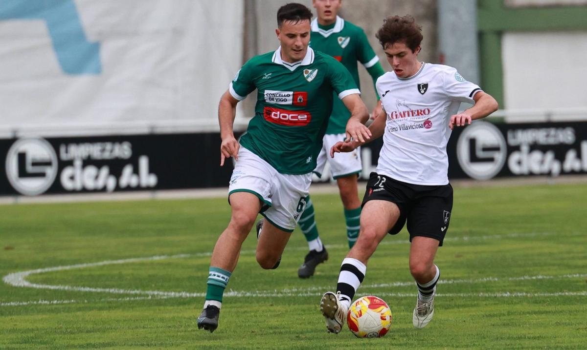 Rai persigue a un jugador del Lealtad durante el partido de la primera vuelta disputado en el campo de O Vao. | JOSÉ LORES