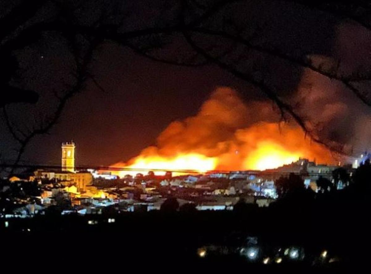 Imagen del incendio de anoche. Las llamas se propagaron con gran rapidez.