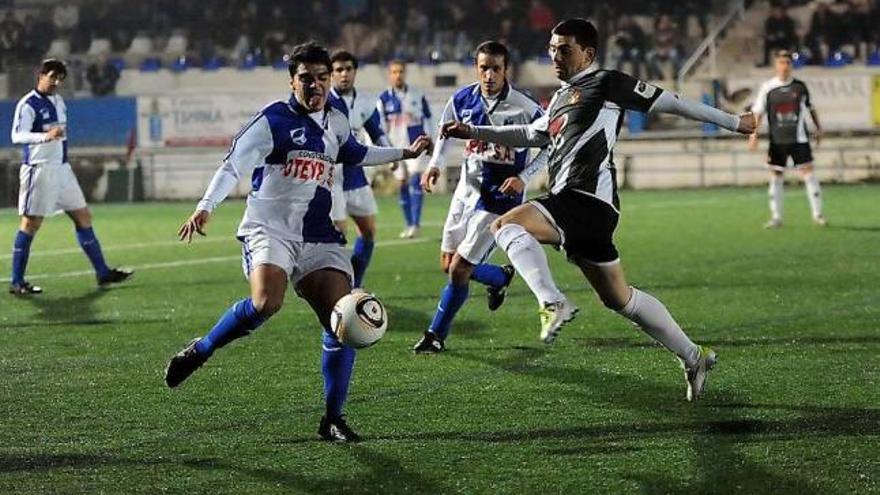 El arlequinado Manu Montal trata de despejar el balón ante la presión del caudalista Nacho Calvillo.