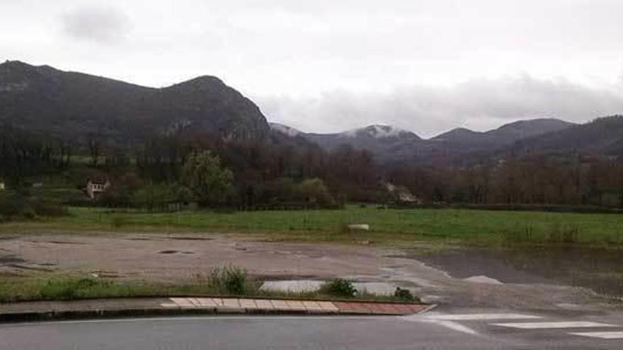 La entrada a la parcela de La Llera, junto a la carretera que va de Las Caldas a Caces.