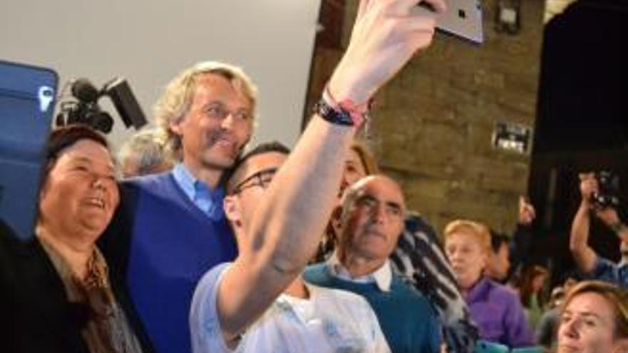 Jesús Calleja se hace un &quot;selfie&quot; con los vecinos de la Culebra, durante el preestreno del programa en Villardeciervos