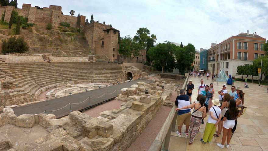 Un grupo de turistas ante el Teatro Romano de Málaga.