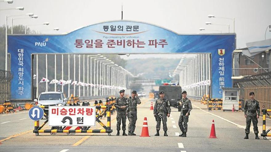 Los líderes de las dos Coreas se ven las caras en la frontera
