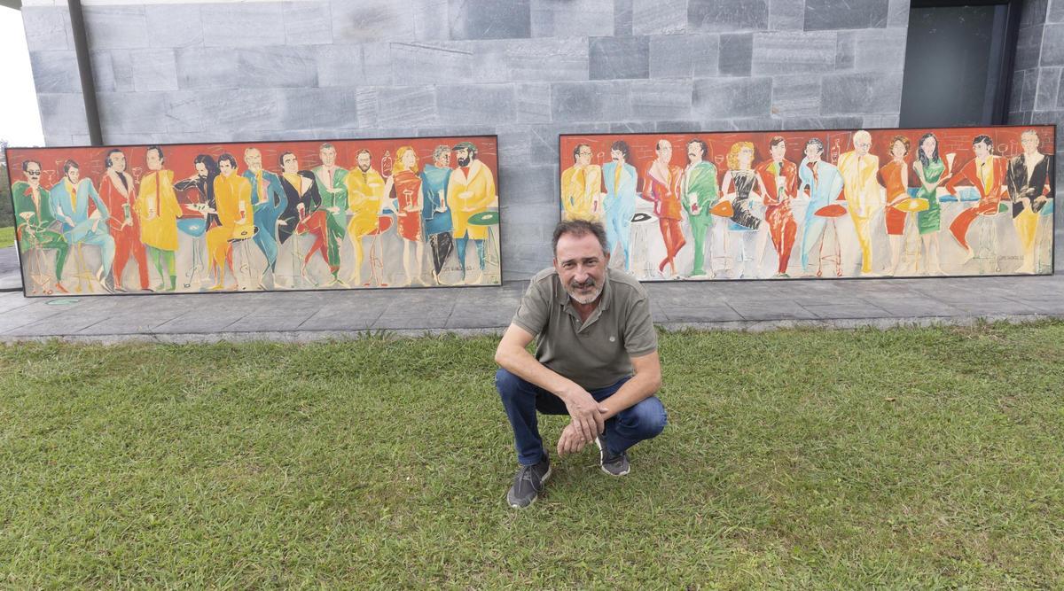 Juan José Álvarez posa junto a los cuadros en su casa en Latores.