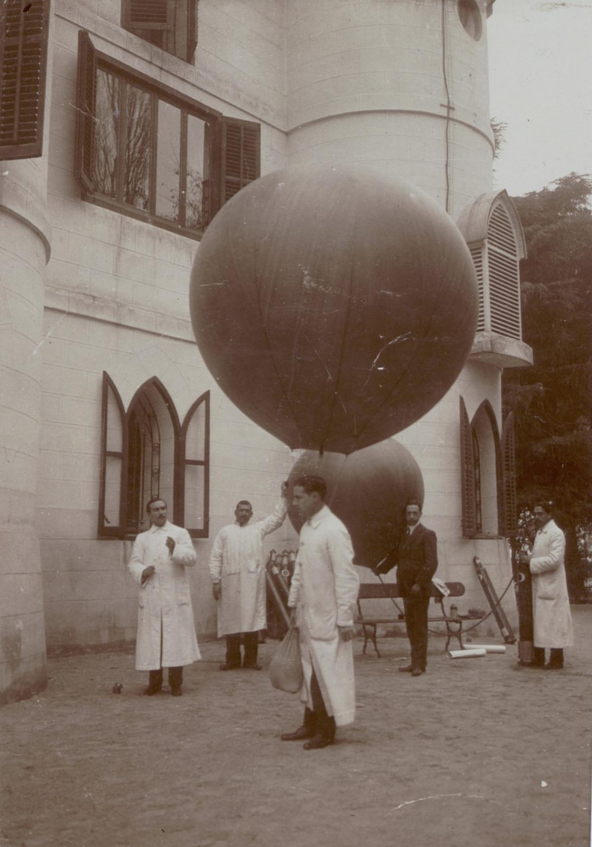 Observaciones aerológicas en El Retiro (Madrid), por medio de globos sonda. Francico Morán fue jefe de la Sección de Aerología