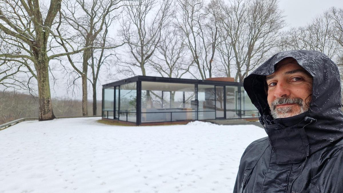 El profesor Daniel Sirvent junto a la "Glass House" del arquitecto Philip Johnson en New Canaan