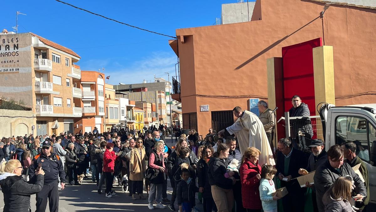 El párroco local ha sido el encargado de bendecir en la plaza el Molí d'Arròs a los animales asistentes.
