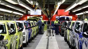 Varios trabajadores de una de las líneas de producción de la planta de Stellantis en Figueruelas (Zaragoza).