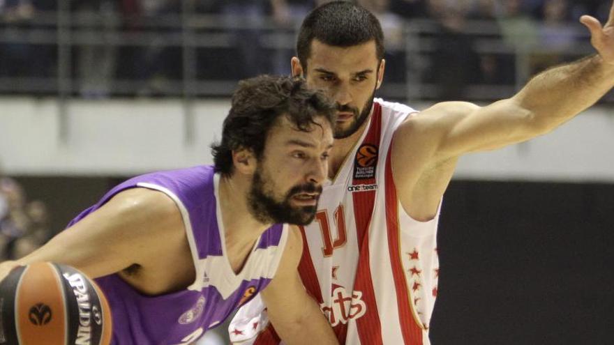 Sergio Llull protege el balón ante Branko Lazic.