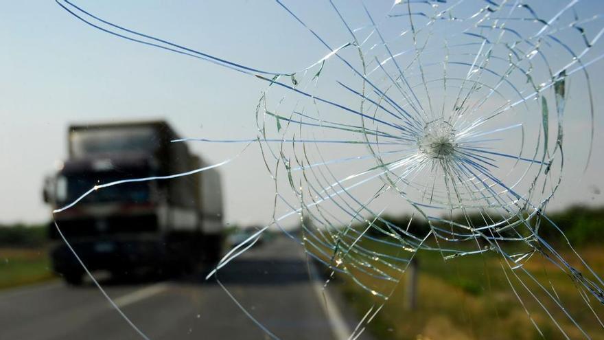 La DGT ya vigila los parabrisas: multas de hasta 200 euros por llevarlo sucio, roto o con soportes para el móvil
