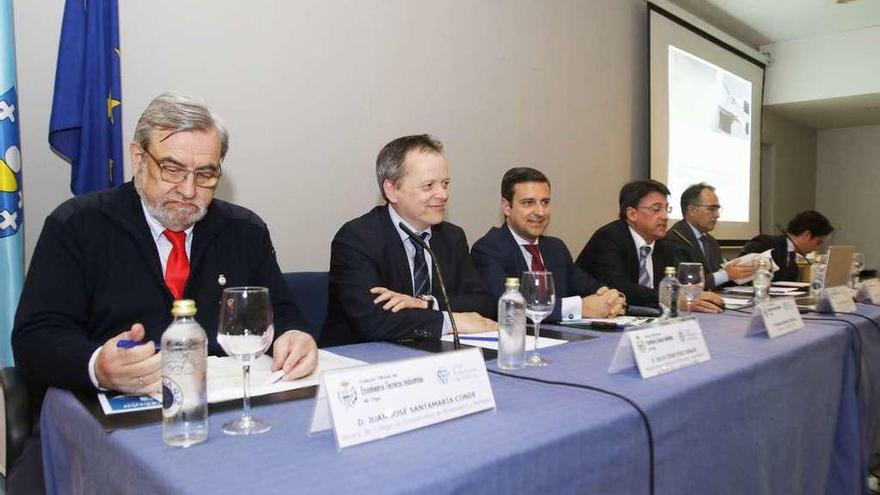 Una jornada que reúne a expertos de diversos ámbitos  |  El Círculo de Empresarios de Vigo acogió ayer un acto sobre mediación organizado por la Unión Profesional de Galicia, que representa a más de 40 colegios profesionales de ámbito autonómico y a una treintena de titulaciones universitarias. Entre los ponentes, el juez decano vigués Germán Serrano; el decano del Colegio de Procuradores, Manuel Castells; así como de otros colegios profesionales. También acudió Juan José Martín, director xeral de Xustiza.