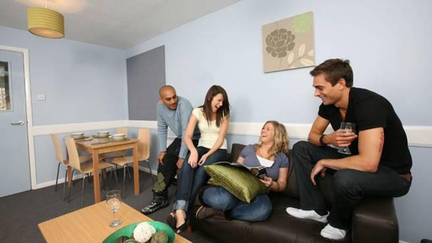 Un grup de persones compartint la vida i la convivència en un habitatge. | ISTOCKI