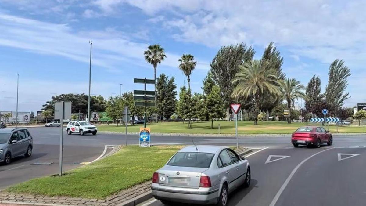 Avenida de Elvas a su paso por la rotonda de Puente Real.