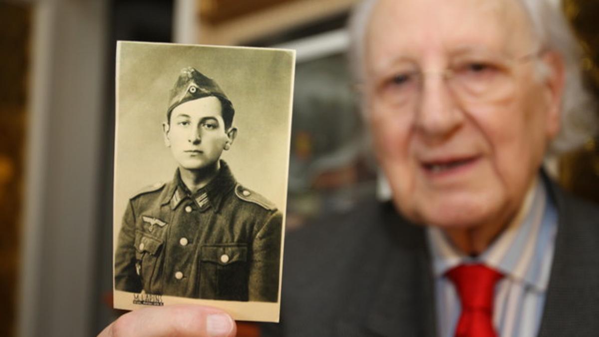 Francisco Armengou, nacido hace 90 años en Tàrrega, enseña una foto suya vestido de divisionario.