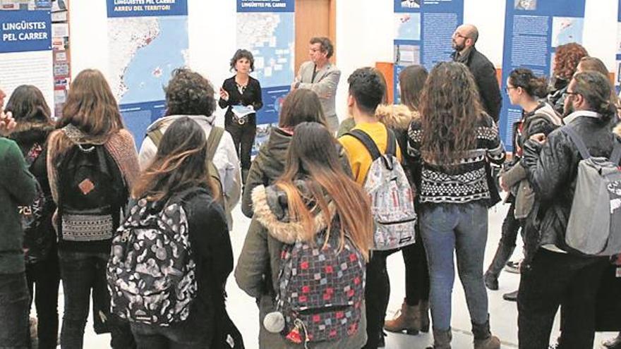 300 alumnos visitan la muestra ‘lingüistes pel carrer’