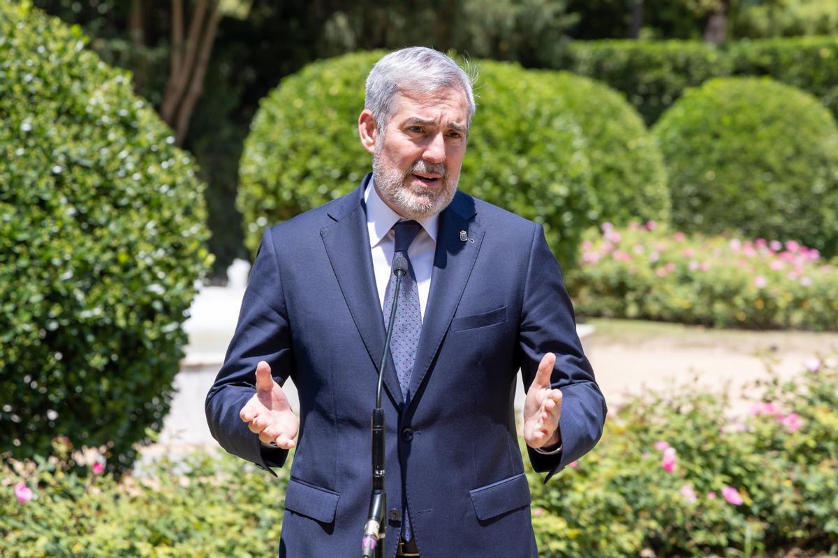 Fernando Clavijo atiende a los medios, este viernes, antes de la Conferencia de Presidentes.