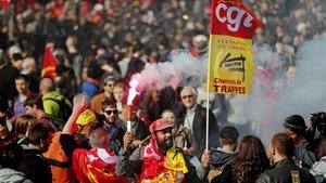 Varios sindicatos  encabezados por la CGT participan en una primera jornada de huelgas contra la reforma laboral.