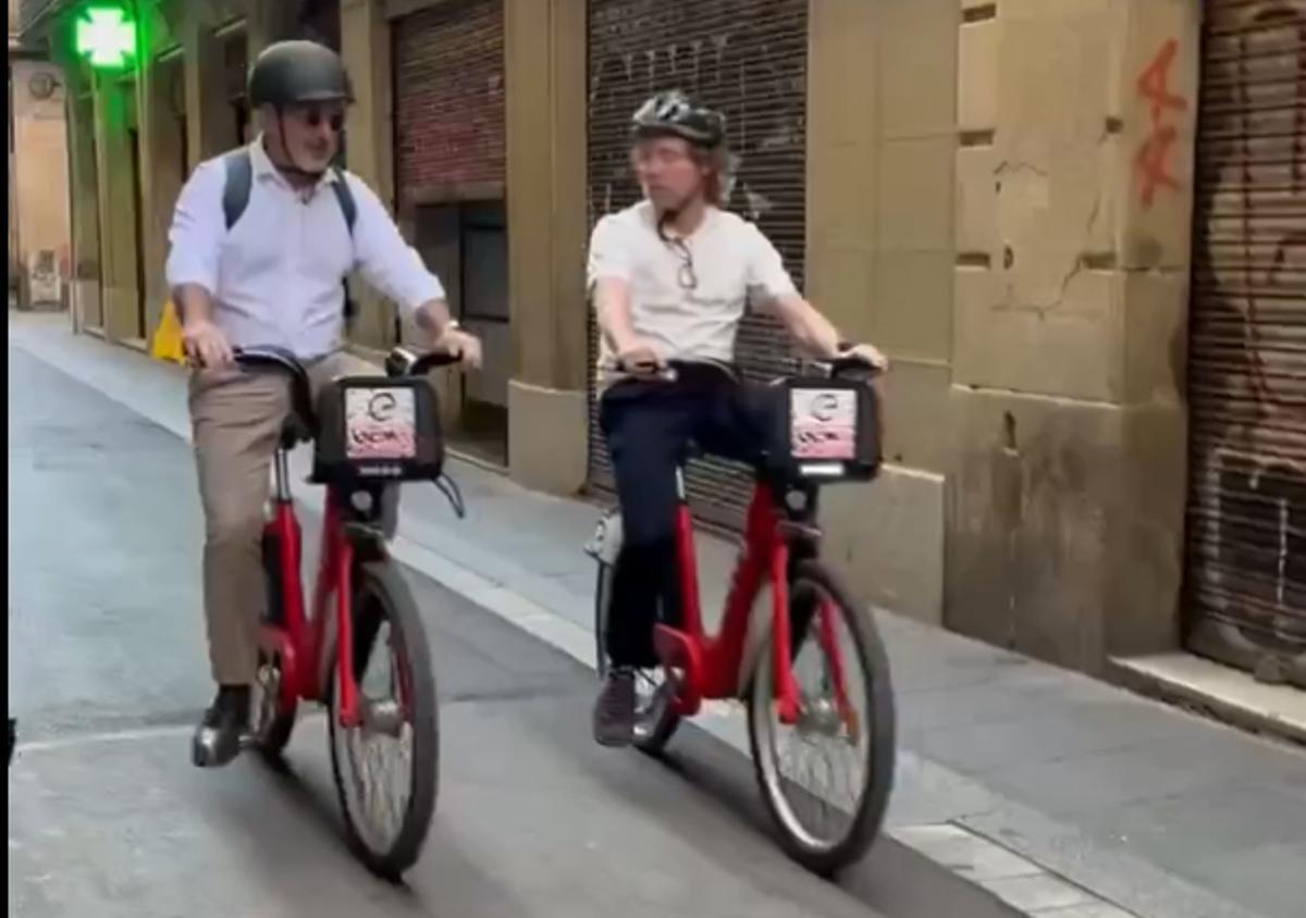 Collboni y Escudé pedalean por la calle de Avinyó