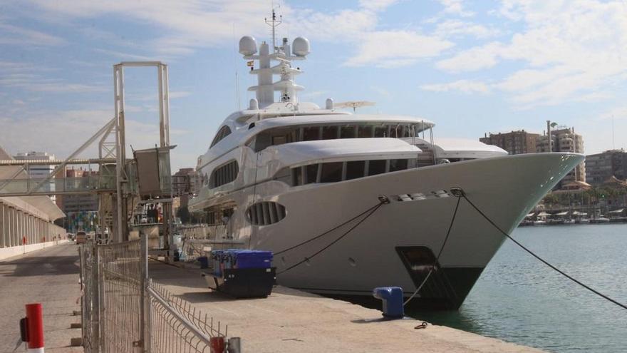 El yate de lujo &#039;Viva La Vie&#039; en el muelle 2 del Puerto de Málaga.