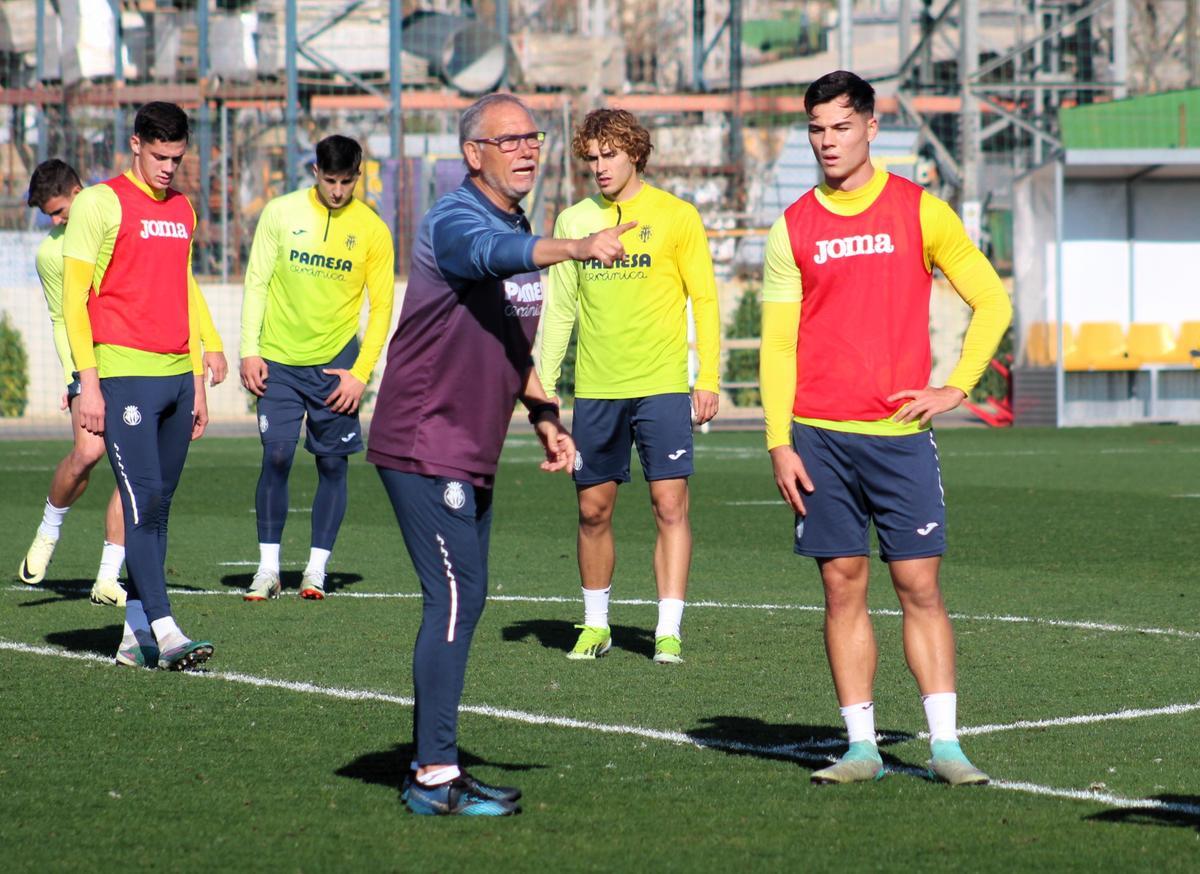 El técnico Miguel Álvarez da instrucciones a sus jugadores en un entrenamiento.