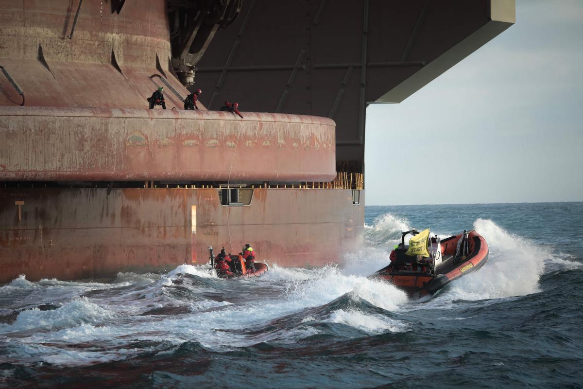 Ecologistas de Greenpeace colocaron una pancarta en una acción en una plataforma de Shell, en el Mar del Norte, para expandir un yacimiento de petróleo y gas existente, frente a la costa de Cherburgo, en el noroeste de Francia