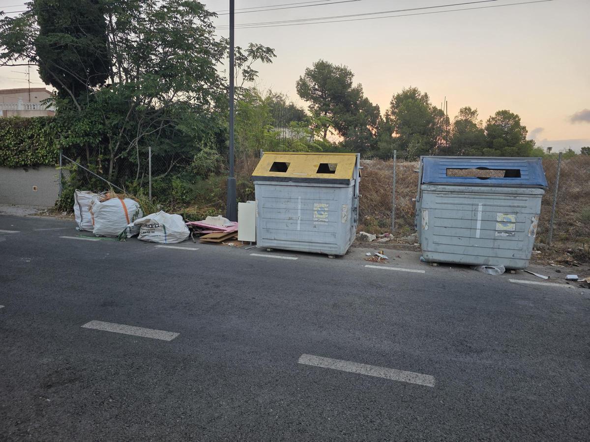 Vecinos de Los Girasoles reclaman soluciones por los residuos junto a los contenedores