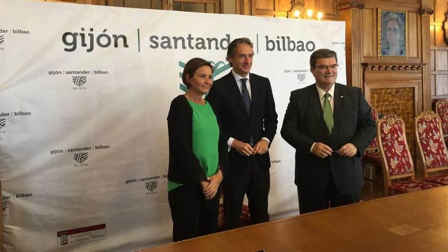 Carmen Moriyón (Gijón), Iñigo de la Serna (Santander) y Juan Mari Aburto (Bilbao), ayer, en la firma del convenio en el Palacio de La Magdalena.