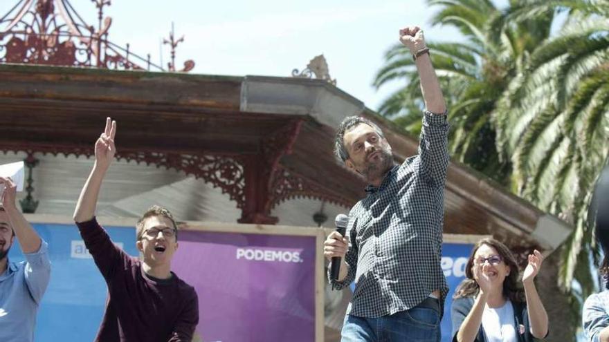 Ferreiro, en el centro, con Errejón y Mónica Oltra detrás en un acto en A Coruña.