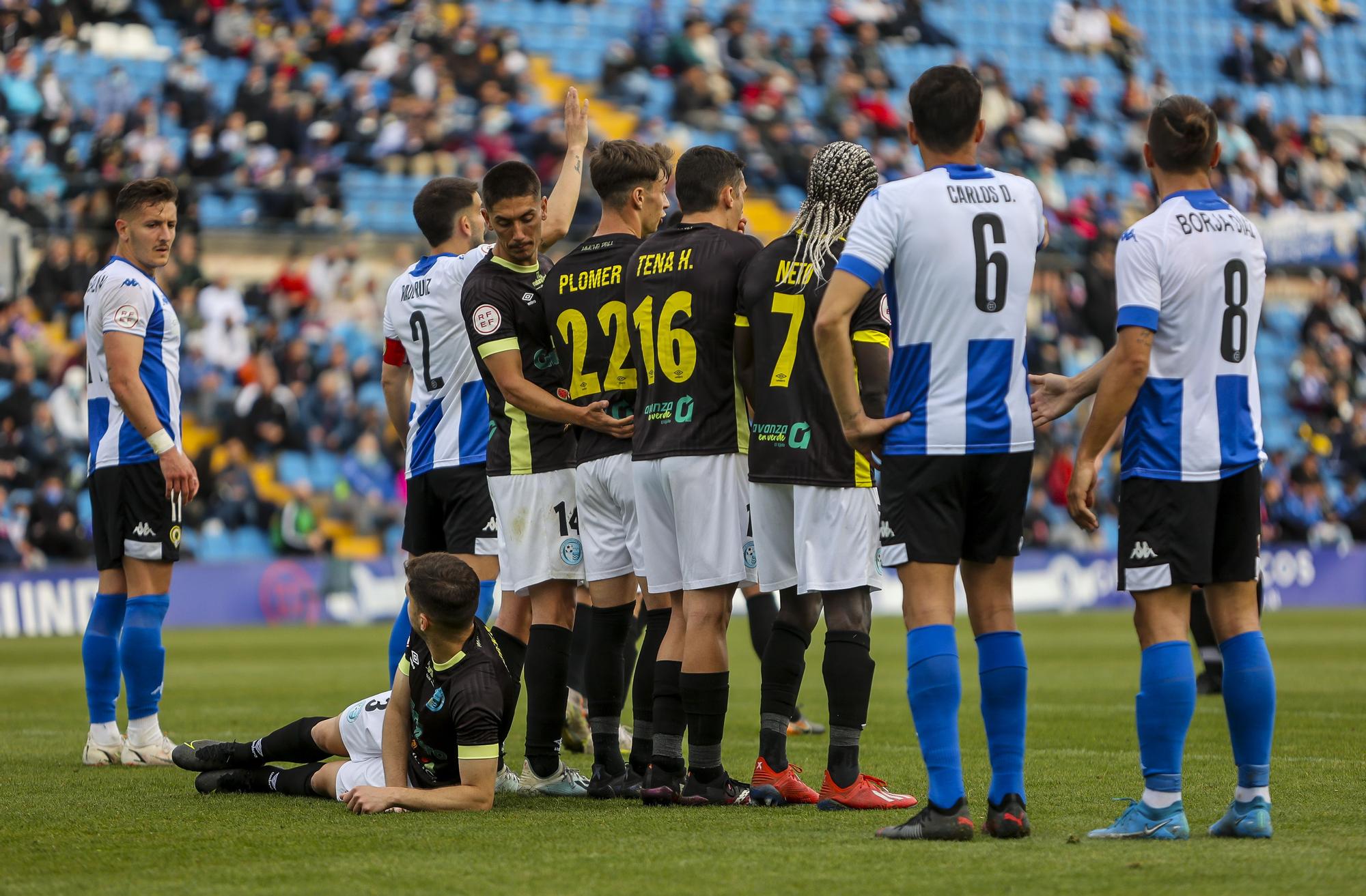 Los jugadores de El Ejido forman la barrera antes de la ejecución de una falta que lanzó Aketxe.