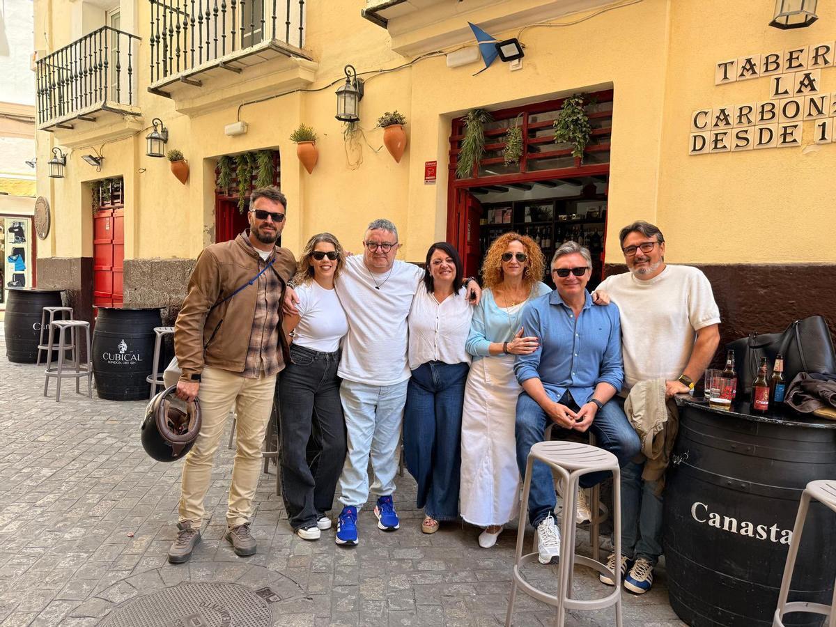 El candidato de VOX, Manuel Gavira, pasa tiempo con su familia en Cádiz durante la jornada de reflexión.