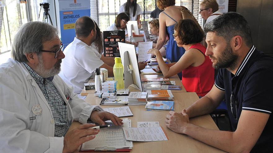 Los enfermeros informan a los pacientes dentro de la campaña de prevención