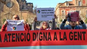 Protesta de familiares de residencias delante del Parlament