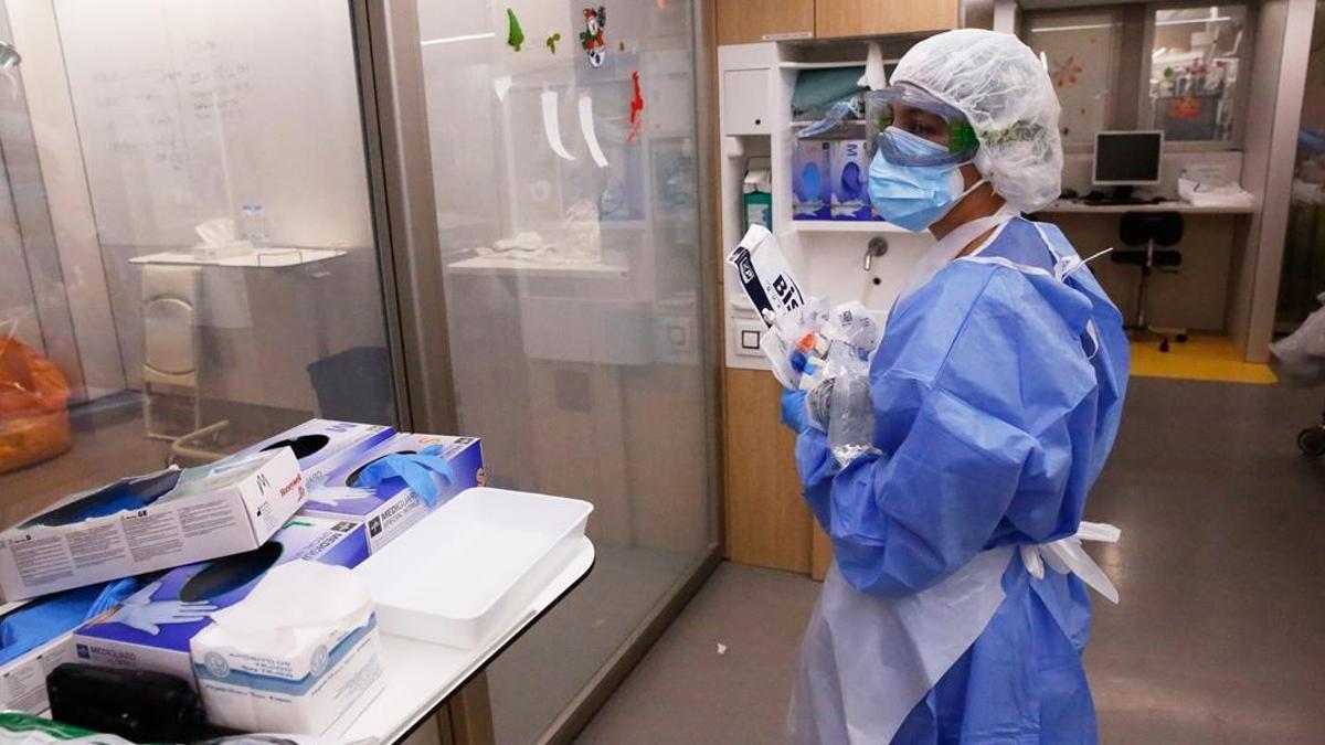 Una enfermera del Hospital Clínic de Barcelona se prepara para entrar en un box con enfermos de coronavirus.