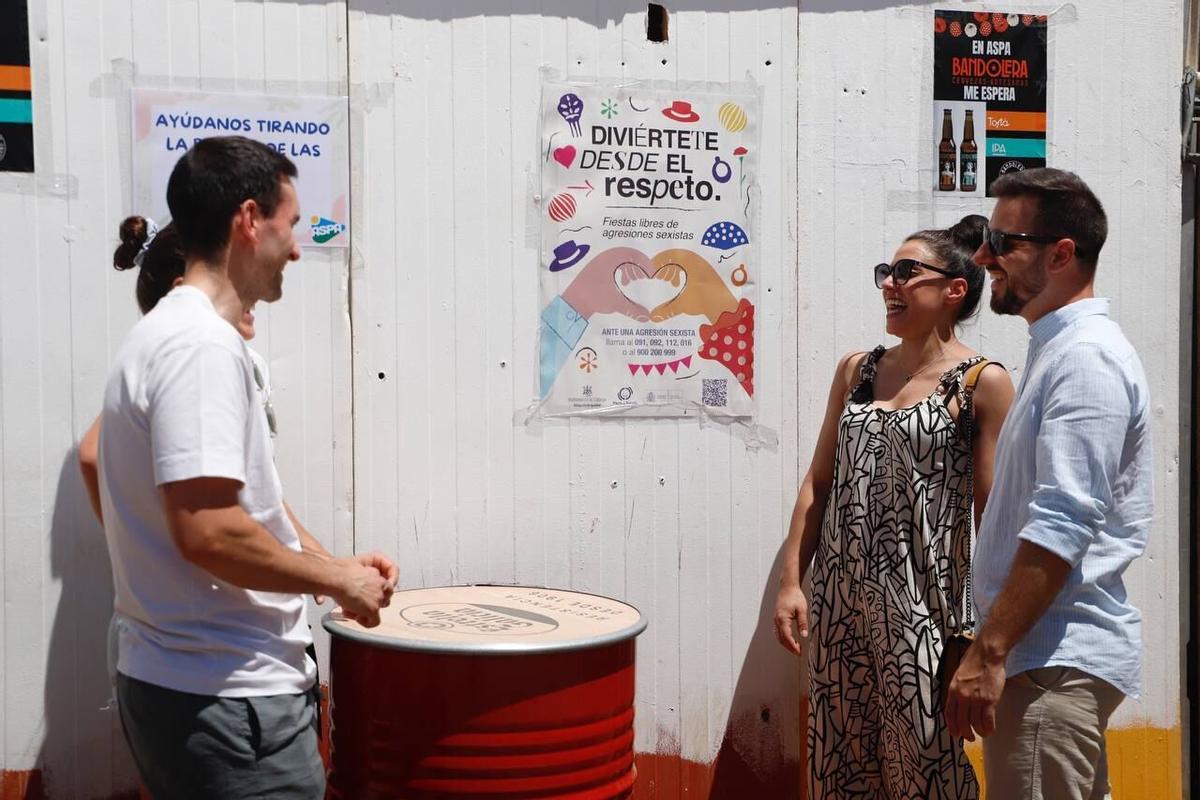 1. Amigos bailan en la caseta de ASPA ayer. 2. Trabajadores de la caseta de la Asociación Latinoamericana de Mujeres Emprendedoras (Alme) ante el cartel contra agresiones sexistas. 3. Mujeres disfruta del almuerzo en Casa de Sevilla, adherida a esta iniciativa. 4. Una voluntaria muestra el punto violeta en ASPA. 2 3 1
