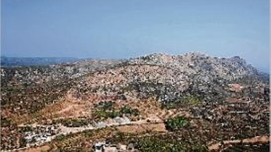 Panoràmica del Montgrí, amb l&#039;esvoranc de la pedrera i l&#039;activitat.