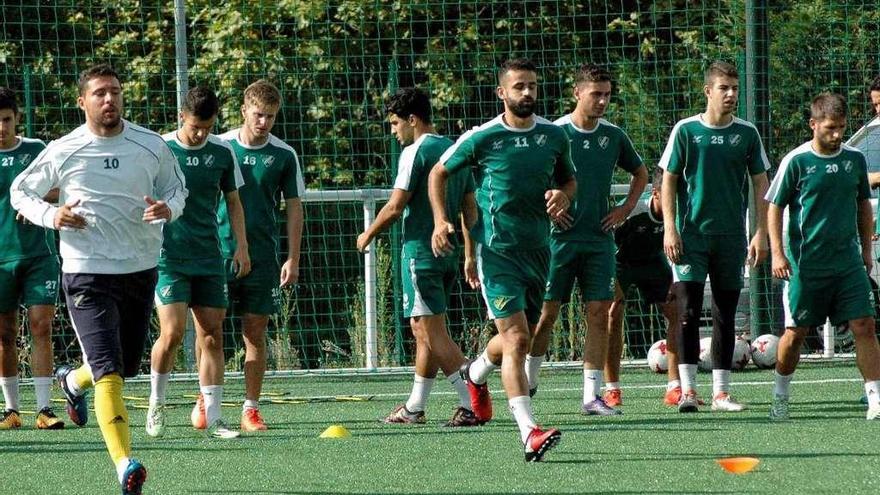 Los jugadores del Coruxo ejercitándose ayer en el Campo Federativo de Coia. // R.R.