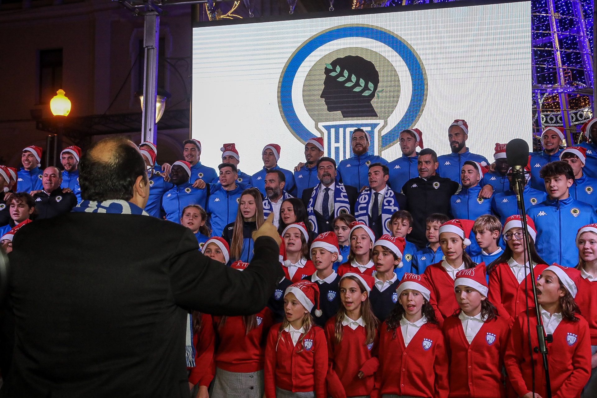 La plantilla del Hércules canta el villancico de la entidad acompañado del coro infantil del Colegio Inmaculada Jesuitas