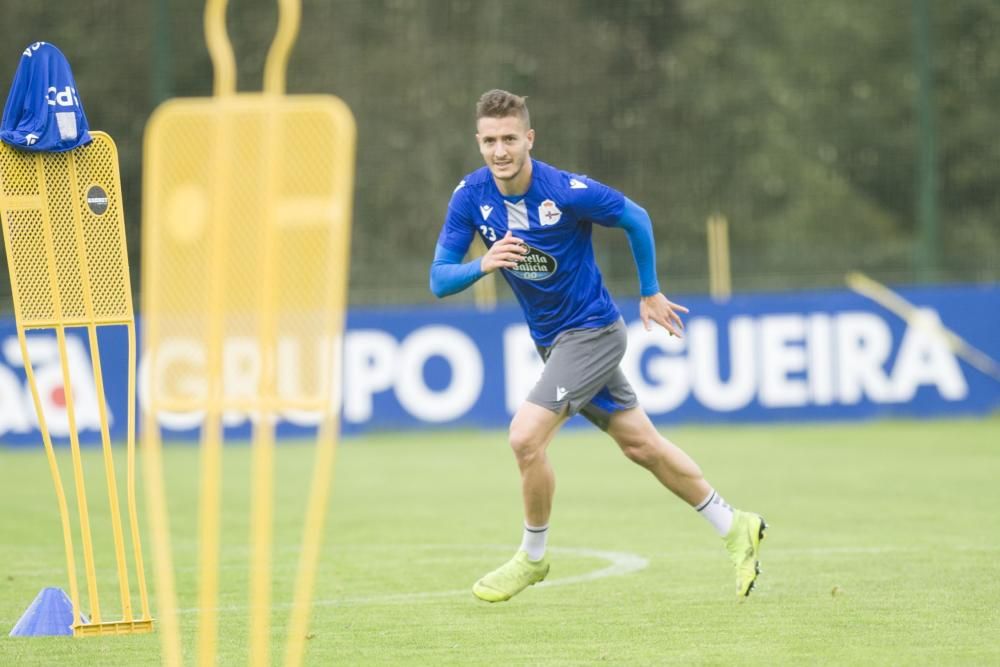 Luis César Sampedro dirigió a sus jugadores en un partido de once contra once en la ciudad deportiva de Abegondo.